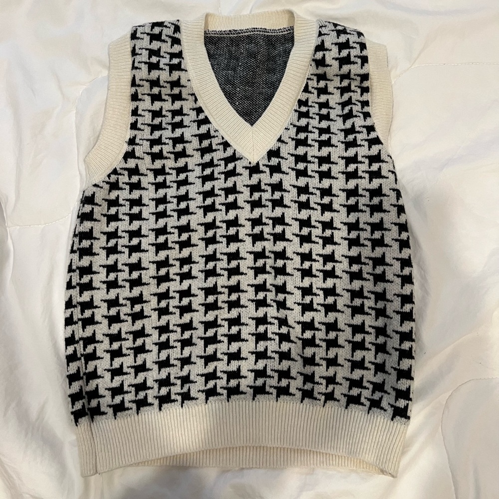 V-neck houndstooth sweater vest